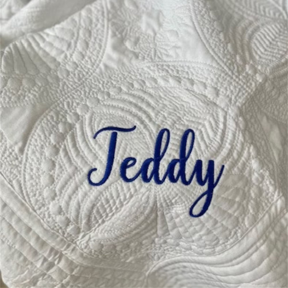 لحاف حضانة أطفال مع اسم مُطّرز - مراجعة Baby Nursery Quilts وسعره