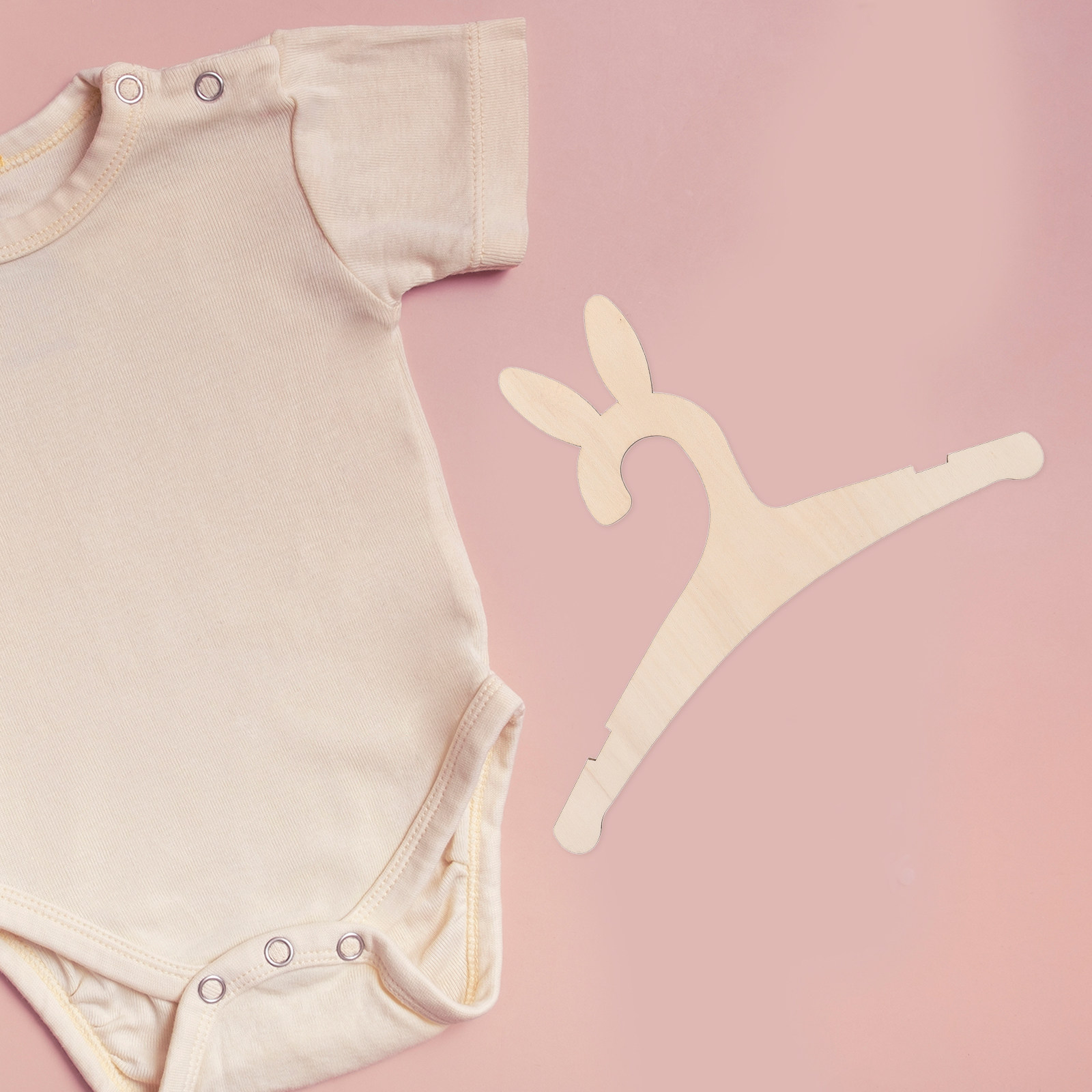 5 قطع من علاقات الملابس الخشبي - مراجعة Baby Nursery Organizer وسعره