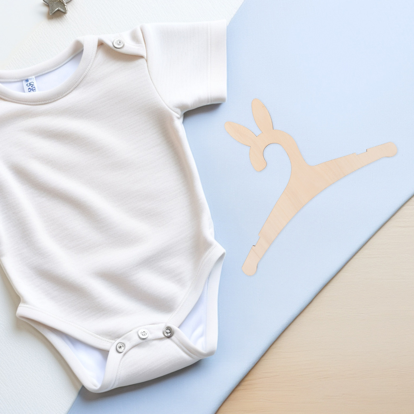 5 قطع من علاقات الملابس الخشبي - مراجعة Baby Nursery Organizer وسعره